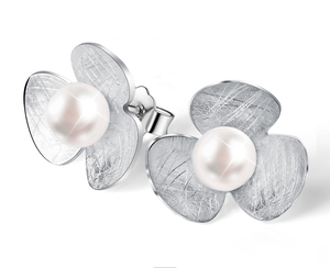 Silver Clover stud earrings with Freshwater Pearl